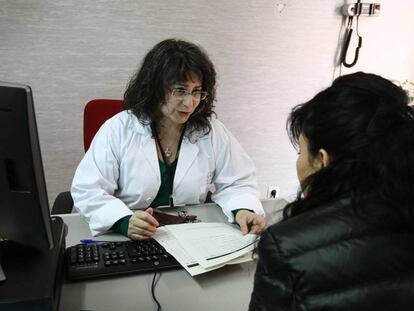 Una psicóloga clínica durante la valoración individual de una paciente, previa al comienzo de la terapia en grupo.