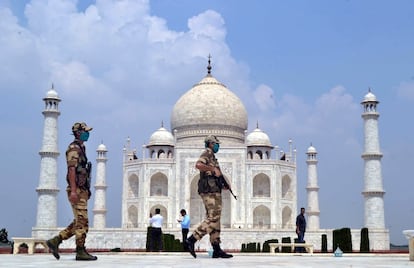 El Taj Mahal, en India, uno de los países donde el coronavirus ha tenido una mayor incidencia, reabrió sus puertas este lunes entre grandes medidas de seguridad. El monumento fue cerrado por las autoridades el pasado 17 de marzo.