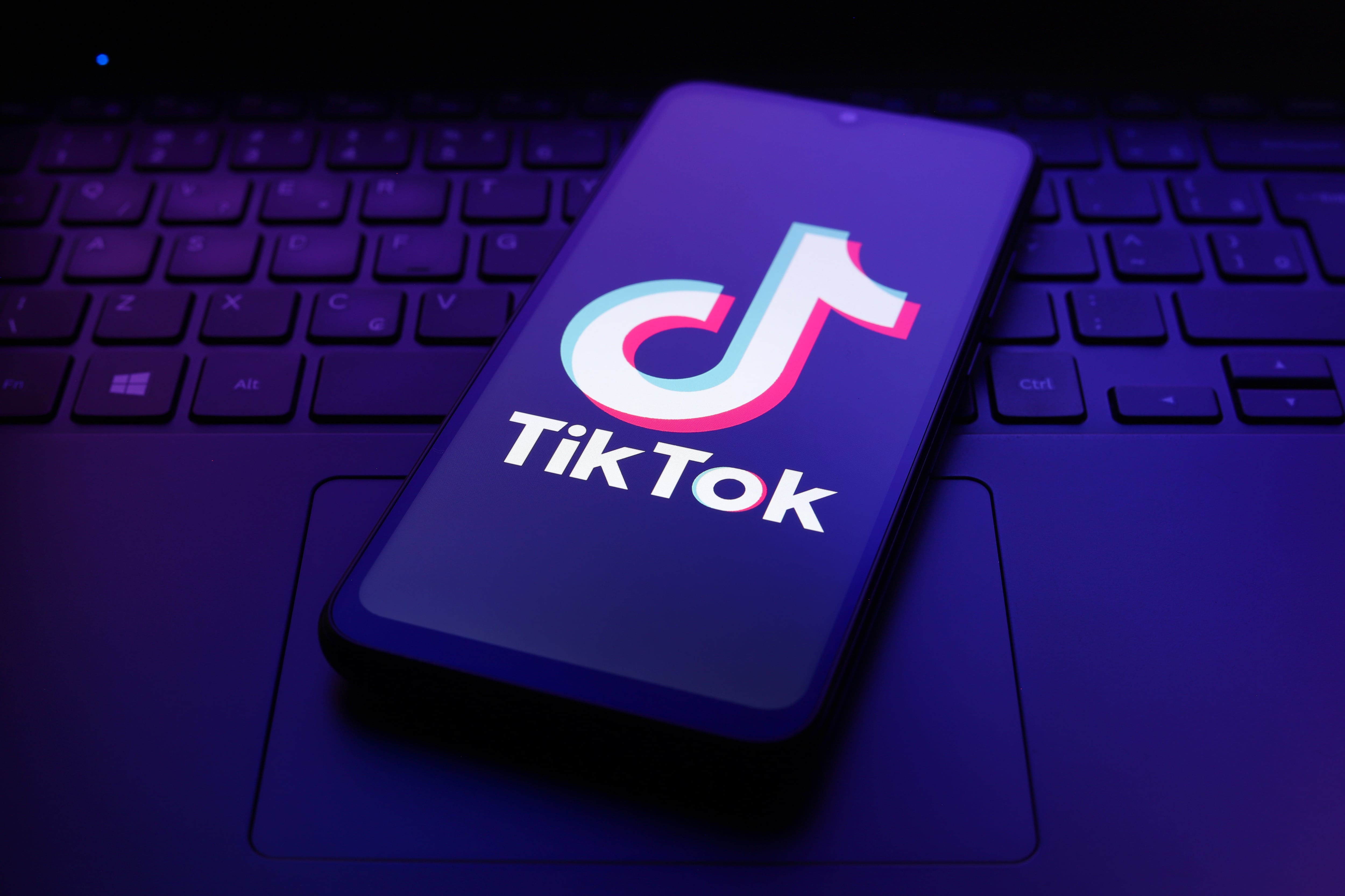 Logo de TikTok en un móvil.