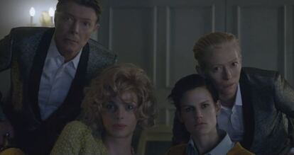 Fotograma del videoclip de David Bowie 'The stars (are out tonight)'
