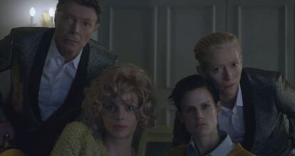 Fotograma del videoclip de David Bowie 'The stars (are out tonight)'