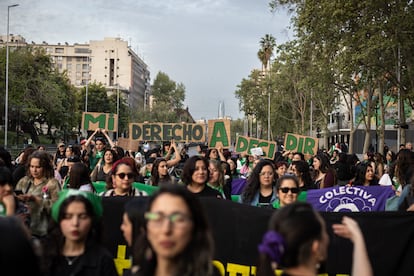 Mujeres se manifiestan por un aborto legal y seguro en Santiago, Chile, el 27 de Septiembre de 2024.