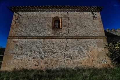 Dentro de la finca y rodeada de encinas se levanta una iglesia románica del siglo XI, que consta de una nave con cabecera rectangular y una bóveda con tres arcos de medio punto. Allí se venera y custodia la imagen de la Virgen de Valvanera, patrona de Fuentetoba. 