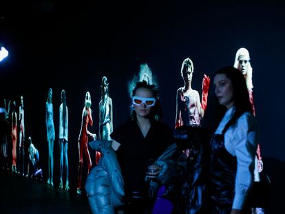 Espectadores de la presentación mediante hologramas de una colección de Maisie Wilen, en la semana de la moda de Nueva York celebrada el pasado febrero.