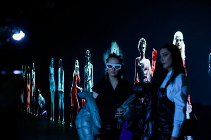 Presentation of holograms during New York Fashion Week