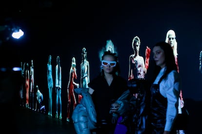 Presentation of holograms during New York Fashion Week