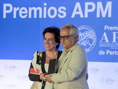 Juan Cruz recibe el premio a la trayectoria de manos de Vcitoria Prego, presidenta de la APM.