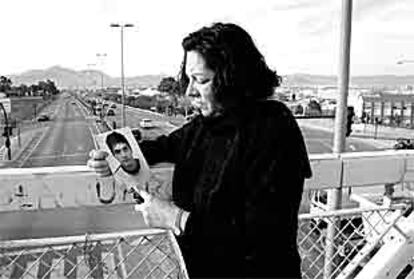 Marisa Rocamora, con una fotografía de su hijo en Alicante.