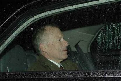 Lewis Libby, jefe de gabinete del vicepresidente de EE UU, Dick Cheney, sale de su casa de Washington.