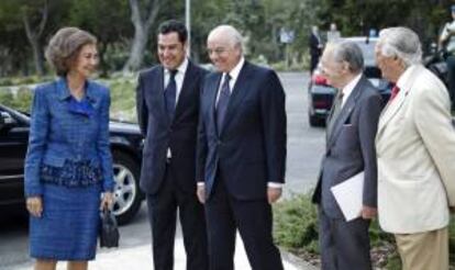 La Reina Sofía conversa con (de izquierda a derecha) Juan Manuel Moreno, Secretario de Estado de Servicios Sociales e Igualdad;  Francisco González, Presidente del BBVA; Jose Ángel Sánchez Asiaín, Presidente de la Fundación de Ayuda contra la Drogadicción (FAD) y Luis Ignacio Ramallo, Presidente de la Comisión Española de Cooperación con la UNESCO, a su llegada hoy al acto de ratificación de la colaboración entre la Fundación de Ayuda contra la Drogadicción (FAD) y el BBVA en el proyecto Acción Magistral, tras inaugurar una reunión de 200 docentes de Infantil, Primaria y Secundaria para fomentar la educación en valores en las aulas.