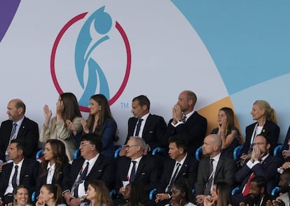 En el minuto 24, La Roja se adelantaba en el marcador gracias a un gol de cabeza de Mariona. En el palco, las reacciones han sido muy diferentes: Leonor y Sofía de Borbón, sonrientes y aplaudiendo; Guillermo y Carlota de Inglaterra, con las manos en la cara, mostrando su lamento por el tanto español.
