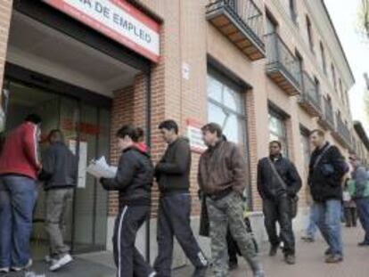 Varias personas hacen cola en la Oficina de Empleo de la Avenida de Guadalajara de Alcalá de Henares (Madrid). EFE/Archivo