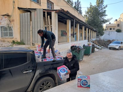 Llegada de agua a una escuela de Tulkarem para los desplazados de los campamentos de refugiados, el 27 de febrero de 2025.