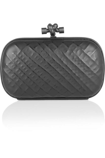 Clutch de cuero efecto relieve y cierre con detalle de mini corazón de Bottega Veneta (1.100 euros)