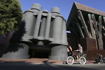 El distrito de Venice Beach se ha convertido en una de las opciones más hipsters a la hora de ir a la playa en la megalópolis de Los Ángeles. Por su calle principal serpentean ciclistas, patinadores, adivinos, culturistas, skaters y todo tipo de personajes. En este microcosmos se alza Binoculars Building, el edificio de los binoculares. La construcción, obra del arquitecto Frank Gehry terminada en 1991, se asoma a la calle mediante unos enormes prismáticos a la entrada obra de Claes Oldenburg (en colaboración con su mujer, Coosje van Bruggen). Este pionero del 'pop art' es el creador de monumentales esculturas al aire libre inspiradas en artículos de consumo de la sociedad materialista. El edificio acoge hoy una oficina de Google. Y no parece casual. Qué mejor que unos prismáticos para albergar a la empresa cuyo buscador todo lo ve.