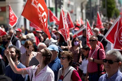 Manifestantes con banderas de los sindicatos en Madrid.