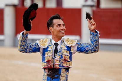 Gómez del Pilar pasea la oreja que cortó al quinto de la tarde.