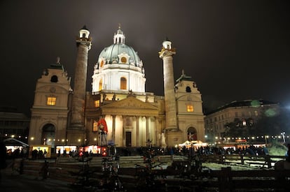 A los pies de la Iglesia de San Carlos Borromeo (Karlskirche) y a lo largo del Resselpark se encuentra uno de los mercados navideños más artísticos de Viena. Justo delante de la iglesia, los más pequeños pueden ver dentro de una cerca heno, chozas, ponis, ovejas y cabras.