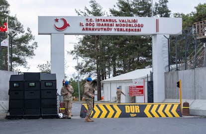 Entrada del centro de deportación de extranjeros de Arnavutköy (Estambul) el pasado septiembre. En este centro, inaugurado el pasado año, fue internado Lucas, un ciudadano español, y sufrió una brutal paliza que le dejó una perforación del tímpano.