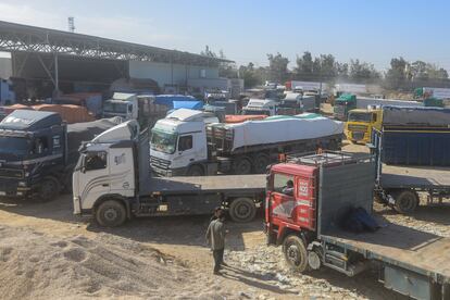 Decenas de camiones de ayuda humanitaria entran en la franja de Gaza por el paso de Rafah, que conecta el enclave palestino con Egipto, este viernes.
