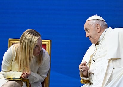 La primera ministra italiana, Giorgia Meloni, y el Papa, en el acto "Los estados generales de la natalidad", en Roma, este viernes.