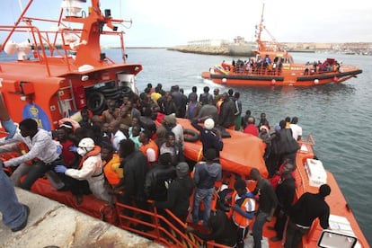 Llegada al puerto de Tarifa de cientos inmigrantes subsaharianos.