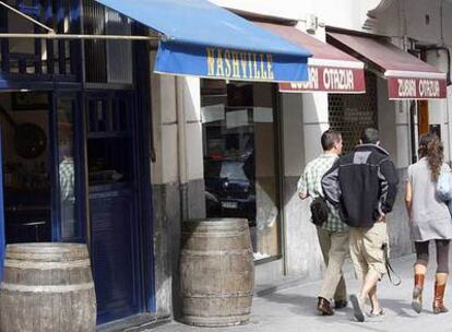 Exterior del bar Nashville, en la céntrica calle Licenciado Poza, que dos encapuchados asaltaron a mano armada la madrugada del miércoles.