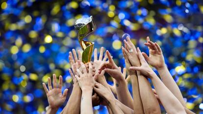 La selección de Estados Unidos con el trofeo del Mundial, el cuarto de su historia. 