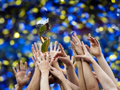 La selección de Estados Unidos con el trofeo del Mundial, el cuarto de su historia. 