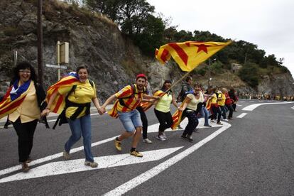 Participantes de la Via Catalana, acto independentista coincidente con la Diada, cerca de la frontera con Francia.