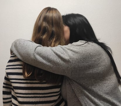 Salud Alarcón Abad, madre de una niña que ha sufrido bullying, agradece la posibilidad de contar su historia a otras familias. En la foto, abraza a su hija.