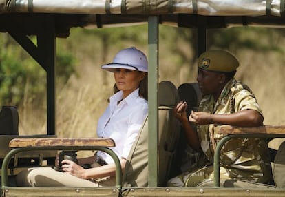 Para su visita por el Parque Nacional de Nairobi, en Kenia, Trump vistió camisa blanca, pantalón en color tierra y un sombrero salacot, que usaban los blancos en el continente africano y que se considera un símbolo colonialista.
