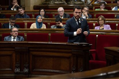 El presidente Pere Aragonès responde una pregunta durante el pleno, en la izquierda de la imagen, el conseller de economia, Jaume Giro.