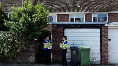 Agentes de policía junto a la casa donde vivió Darren Osborne.