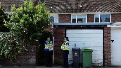 Agentes de polic&iacute;a junto a la casa donde vivi&oacute; Darren Osborne.