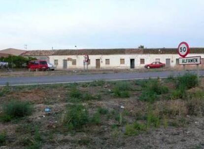 Un grupo de casas en el municipio de Alfamén (Zaragoza) donde malvivieron los padres de la niña rumana.