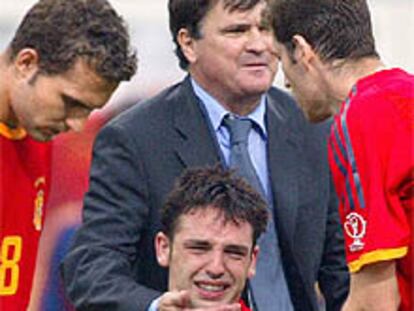 Camacho y Romero consuelan a Morientes tras la eliminación de España.
