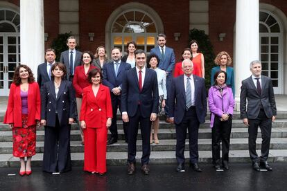 Foto de familia del Gobierno de Pedro Sánchez tras la reunión del Consejo de Ministros.