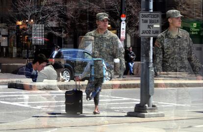 Soldados de la Guardia Nacional vigilan el interior de la estación de trenes de Back Bay en Boston, Massachusetts, tras las dos explosiones sufridas en la línea de meta del Maratón de Boston.