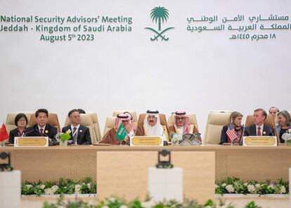 Representantes de China, Arabia Saudí y Estados Unidos, en la conferencia de Yeda, el domingo.