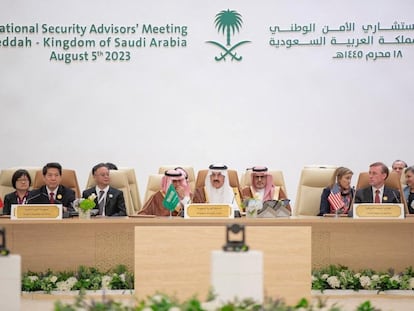 Representantes de China, Arabia Saudí y Estados Unidos, en la conferencia de Yeda, el domingo.