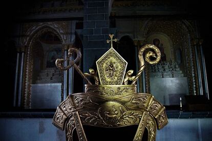 Trono eclesial de la iglesia de Surp Giragos (siglo XIX) de Diyarbakir, al sureste de Turquía. Este es uno de los templos armenios más grandes de Oriente Próximo.