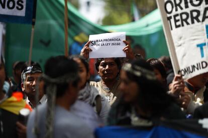 Protesta de ind&iacute;genas en Buenos Aires para exigir la pr&oacute;rroga de la ley que frena los desalojos.