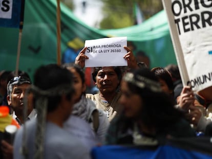 Protesta de ind&iacute;genas en Buenos Aires para exigir la pr&oacute;rroga de la ley que frena los desalojos.