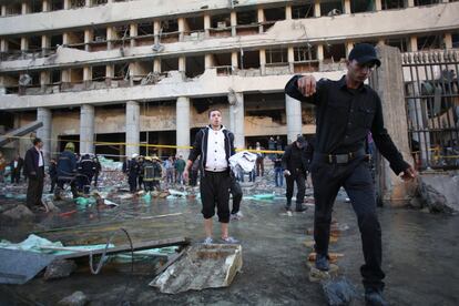 Agentes de la policía salen del exterior del edificio de la sede de la Policía en El Cairo tras la explosión del coche bomba que ha causado más de cinco muertos y un centenar de heridos, 24 de enero de 2014.
