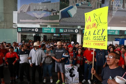 Integrantes de la CNTE en el aeropuerto internacional de Ciudad de México, este viernes.
