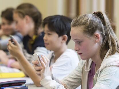 Varios estudiantes trabajan con tel&eacute;fonos m&oacute;viles durante una clase en el Friedrich Gymnasium en Friburgo, Alemania.