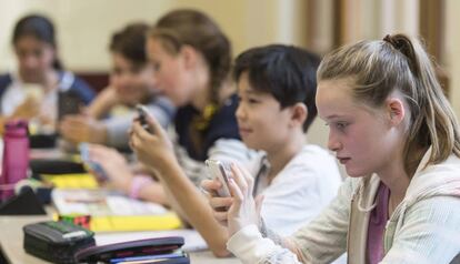 Varios estudiantes trabajan con tel&eacute;fonos m&oacute;viles durante una clase en el Friedrich Gymnasium en Friburgo, Alemania.