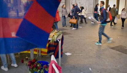 Uno de los puestos de rosas, luciendo la &#039;senyera&#039; y la bandera del Bar&ccedil;a, a &uacute;ltima hora de ayer. 