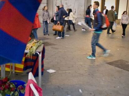 Uno de los puestos de rosas, luciendo la &#039;senyera&#039; y la bandera del Bar&ccedil;a, a &uacute;ltima hora de ayer. 